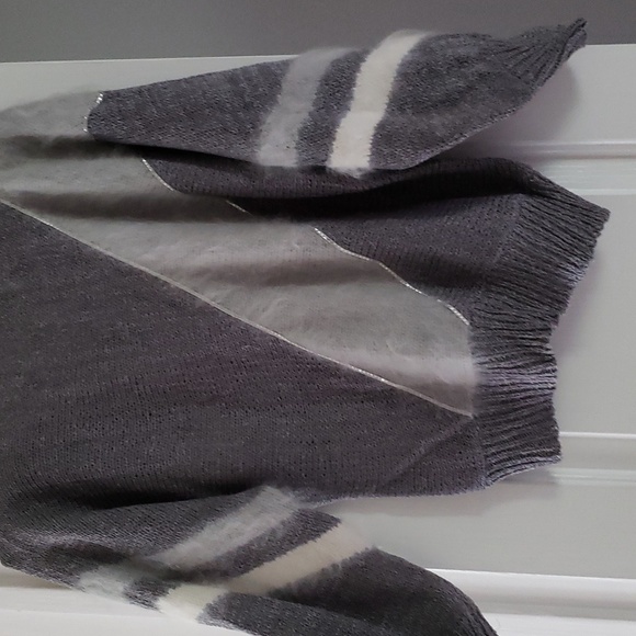 Gray sweater - Picture 1 of 3